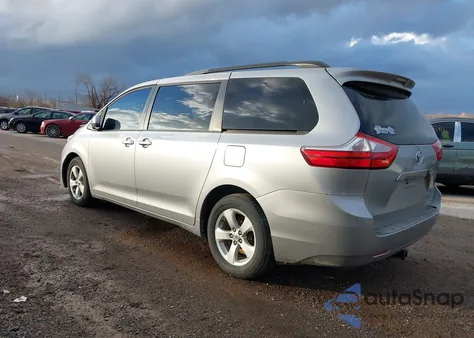 2015 Toyota Sienna Le 8 Passenger z USA, uszkodzony, nr VIN 5TDKK3DCXFS585488